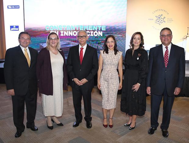 Jorgen Pedersen, Maya  Serrano Arriaza, Elbi Morla Báez, Carmen Adonise Rosario, Alexandra Mejía de Rizik y Raúl Rizik Yeb.