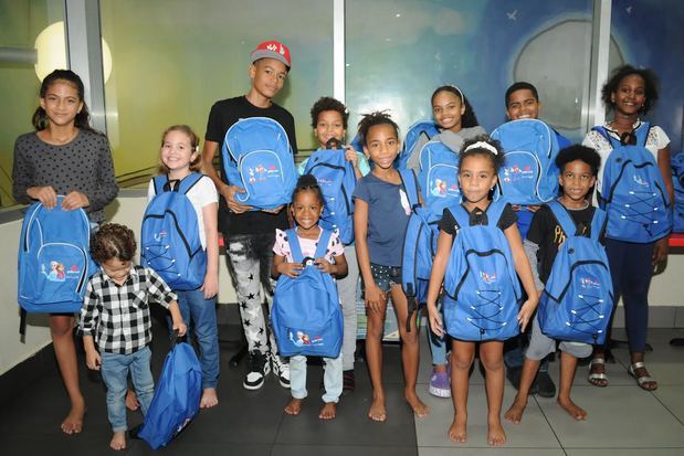 Algunos de los niños hijos de empleados y colaboradores que recibieron sus mochilas de útiles escolares.
