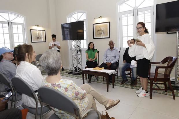 Ángela Hernández, directora nacional del Libro y la Lectura, habla sobre el valor de la creación poética  y la pasión por la lectura.