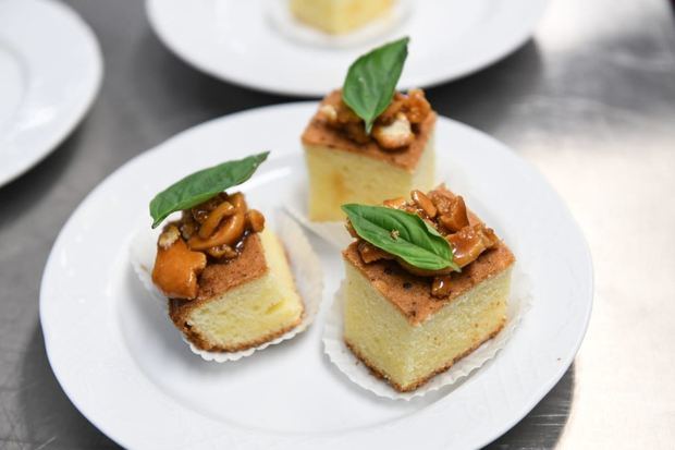 Téllez preparó Torta de Gacho, una de las deliciosas recetas identitarias de la gastronomía colombiana.