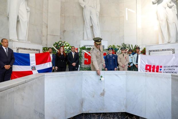 Sistema 911 honra y valora sacrificios de los padres de la patria con depósito de ofrenda floral