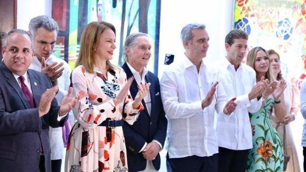 Al centro Milacros Germán y Luis Abinader junto a otros funcionarios en la inauguración del Museo de Montecristi.