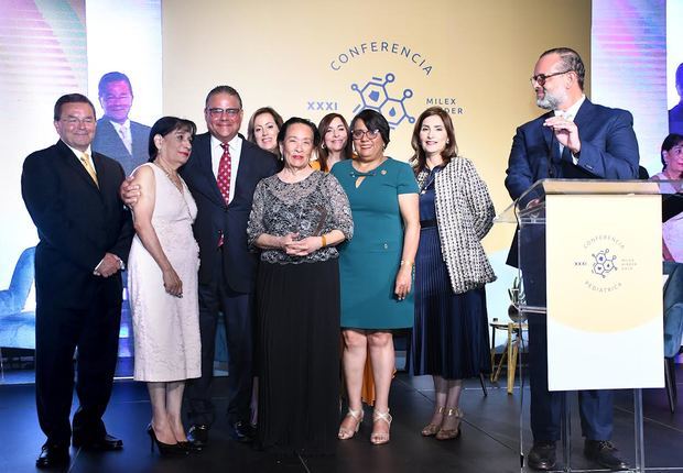 Ejecutivos de las empresas Grupo Mejía Arcalá y Arla Foods, realizaron  reconocimiento a la Dra. Chávela Peña Acosta, por sus aportes a la medicina.