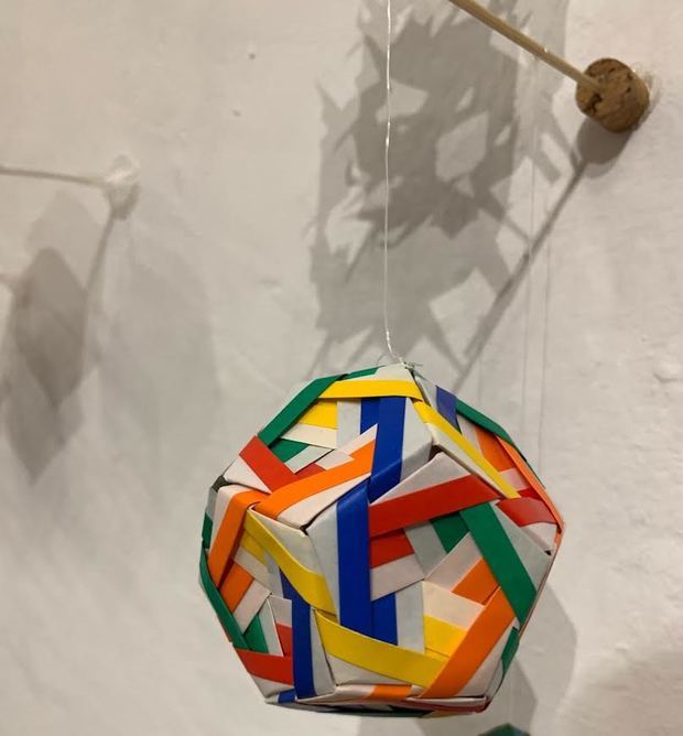 Una figura modular de las expuestas en la muestra de Origami en Babeque.