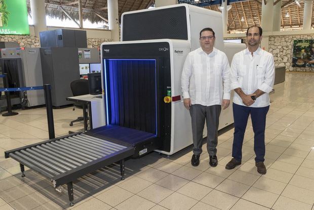 Aeropuerto Internacional de Punta Cana y Aduanas presentan máquina de rayos X de última generación