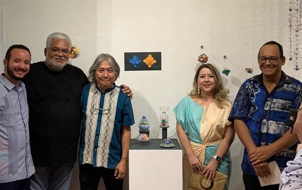 Los expositores Malvin Lamarche, Geovany Pastrano, Yuan Fuei Liao, Bettina Blanco Tejera y Lenin Paulino, (curador de la muestra) en Galería de Arte Babeque, del sector de Naco, en Santo Domingo.
