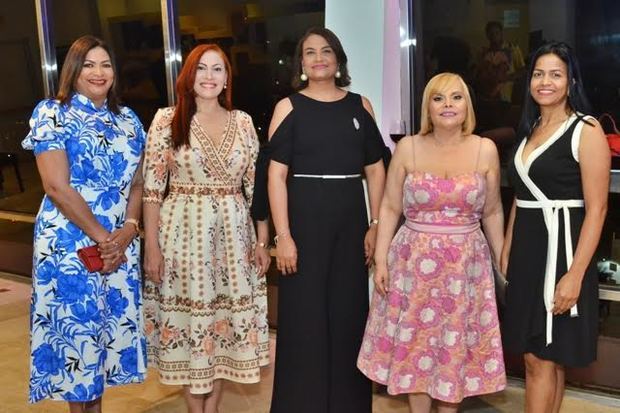 Sonya Uribe, Marisol Henríquez, Rossy Escoto, Rommy Grullón y Verónica Núñez.