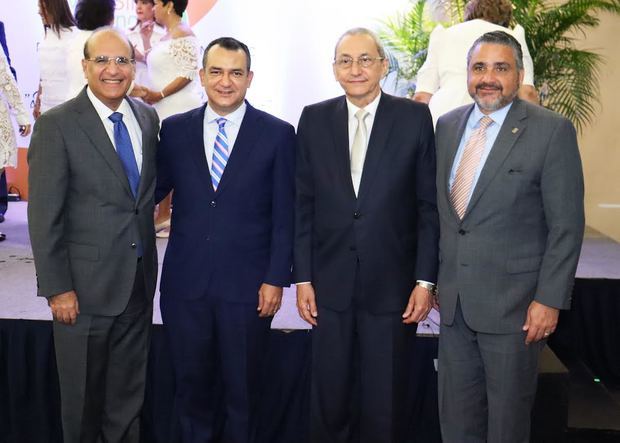 Mildred Josefina Bergés de Sánchez, Yanira Fondeur de Hernández, Rosa Roa de López y Francia de Pérez entregan un reconocimiento al Dr. José Joaquín Puello.