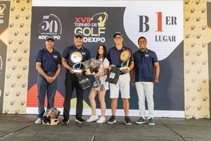 Los ganadores del primer lugar en la categoría “B”, Francisco Vásquez y Sergio Mármol, reciben sus premios de manos de Joelin Santos, miembro del consejo de Adoexpo y Jochi Mella, director técnico del torneo.