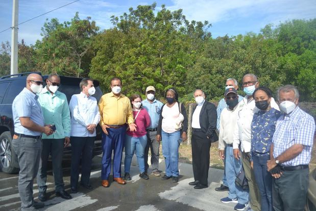 Los senadores Milciádes Franjul y Antonio Marte junto a autoridades municipales, representantes de organizaciones climáticas y ambientalistas de diversos puntos del país, y afectados directos por la contaminación de Punta Catalina. En la foto aparece el padre José Botello, que fue al evento en representación del obispo de la diócesis de Baní, monseñor Víctor Masalles.