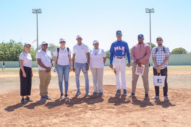 Lourdes Peguero Alfonseca, directora ejecutiva de la FCB junto al equipo organizador de la FCB, Elian Amancio, Baseball Operation y personal personal tecnico de la RBI-ML