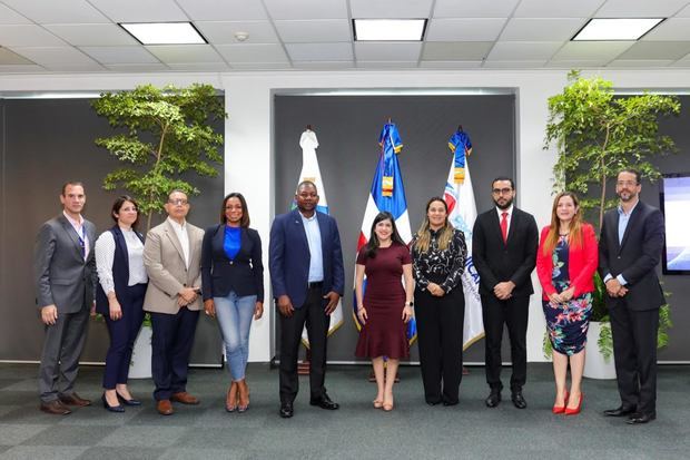 Participantes de en la firma del acuerdo.