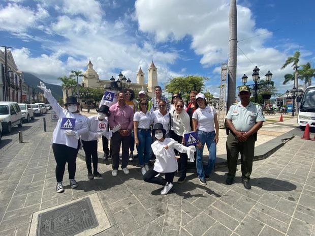 Miembros de la alcaldía municipal, la Digesett, y de otras entidades, iniciaron el proyecto sociocultural “Educación y Seguridad Vial en la ciudad de Puerto Plata”.