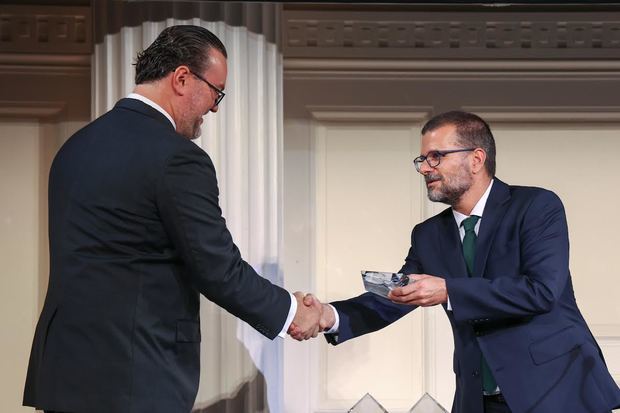 Rodrigo Varillas, de EGE Haina, mientras recibe el premio de parte de Latin Finance