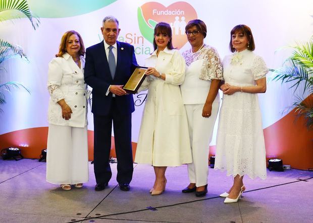 Mildred Josefina Bergés de Sánchez, Yanira Fondeur de Hernández, Rosa Roa de López y Francia de Pérez entregan un reconocimiento al Dr. José Joaquín Puello.
 
