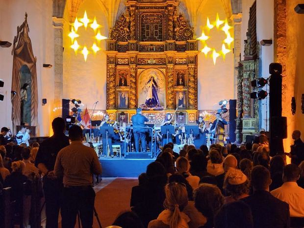 Fiesta Clásica presentó concierto sinfónico navideño en la iglesia Regina Angelorum.