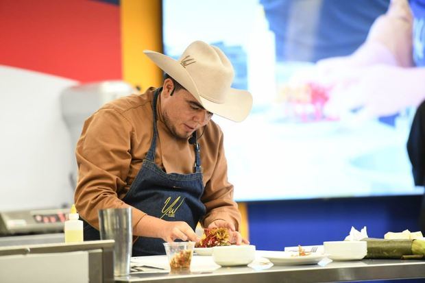 J.Téllez, al momento de la elaboración de los platos tradicionales colombianos.