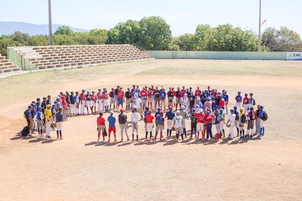 Jóvenes promesas de baseball de las provincias de Barahona, Bahoruco e Independencia reciben orientaciones para el juego.