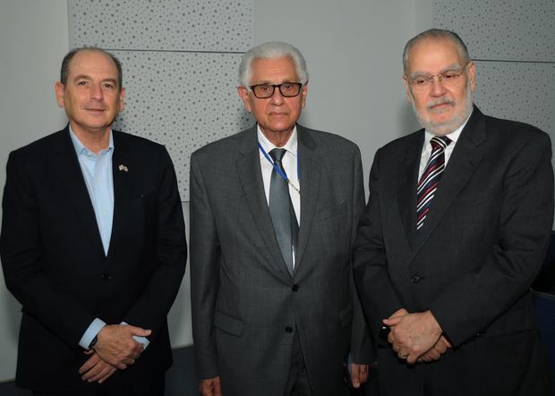 El embajador de Israel Danny Biran, Roberto Saladin y Miguel Ceara Hatton.