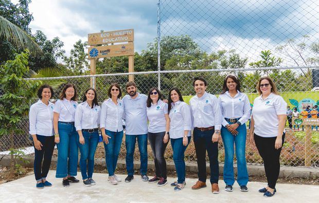 Ejecutivos y colaboradores de Grupo Ramos con el Padre Tomás García