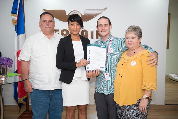 Juan Carlos Hernández, Sardis García, Giancarlo Hernández y Jacqueline de Hernández