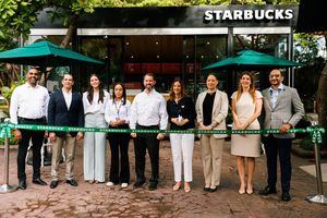 Starbucks abre primera tienda universitaria en UNIBE