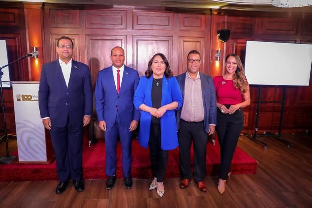 Mario Núñez, Director Nacional de Elecciones  JCE; Miguel Otáñez, presidente de CAESCO; Emelyn Baldera, presidenta de Acroarte, Ramón Chávez, presidente SODOMEDI y Wanda Sánchez, presidenta electa Acroarte.