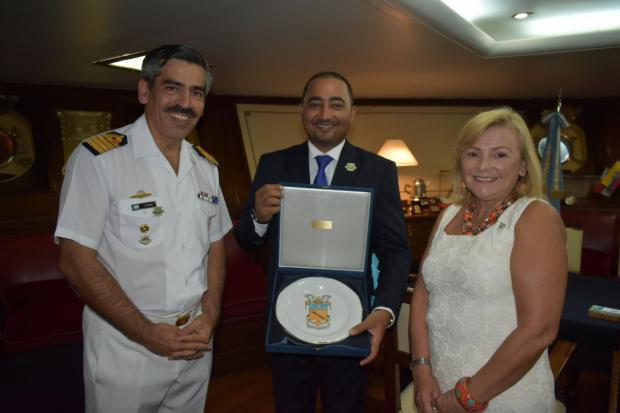 Capitán de Navío Carlos Gabriel Funes , Ing. Ramón Ramírez , María Cristina Castro, Embajadora de Argentina.