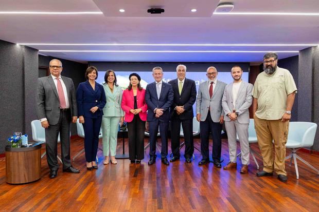 Alejandro Moscoso, Amelia Deschamps, Gina Jiménez, Emilia Pereyra, James García, Erik Pérez Vega, Persio Maldonado, Ariel Contreras y Marvin del Cid / Foto: cortesía 