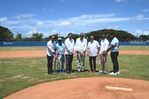 El vicepresidente de Ingeniería de Banreservas, René González, corta la
cinta inaugural del nuevo estadio de beisbol Felipe Rojas Alou en el V
Centenario.