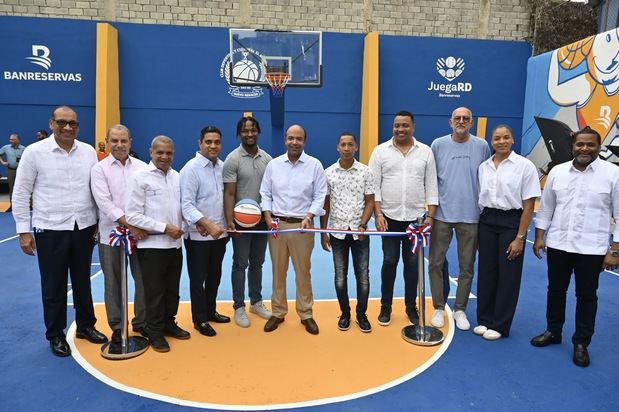 Samuel Pereyra, presidente ejecutivo de Banreservas, y el ministro de
Deportes, Kelvin Cruz, cortan la cinta del remozado Club Deportivo y
Cultural El Manguito.