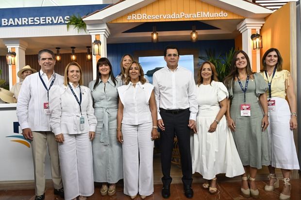 Equipo de Negocios Turísticos del Banco de Reservas junto al ministro David Collado y funcionarios del Ministerio de Turismo en la feria DATE 2026.