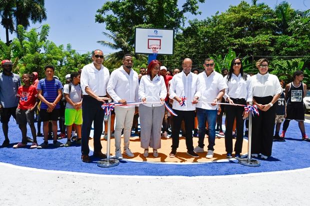 El presidente ejecutivo de Banreservas, Samuel Pereyra, corta la cinta de la
remozada cancha Villa Clara, acompañado, desde la izquierda, por René
González, vicepresidente de Ingeniería; Samuel Taveras, vicepresidente de
Instalaciones Deportivas del Ministerio de Deportes; Teodora Mullix,
gobernadora de Samaná; Nelson Núñez, alcalde del municipio; y las reinas
del Caribe, Gina Mambrú y Camil Domínguez.