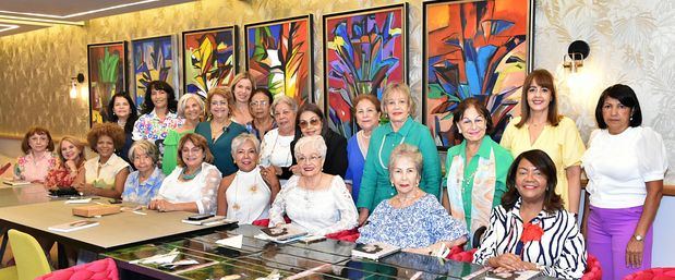 Damas del Club de Lectura y Café Literario By Verónica Sencion en el desayuno en honor a Olga Lara