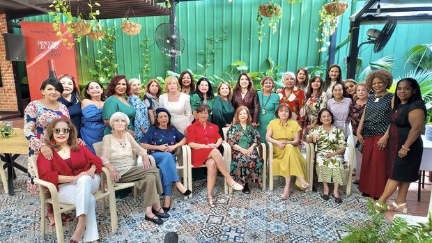 Damas del Club de Lecturas juntos a Veronca Sencion.