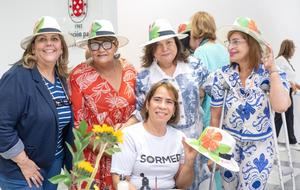 Más de 100 mujeres se unen en Santiago para pintar sombreros