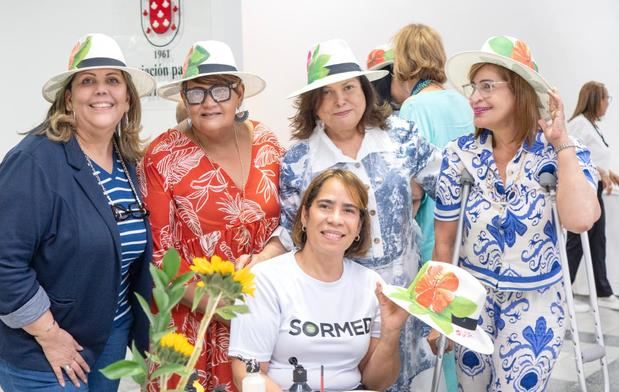 Damas que participaron en la 'Tarde de sombreros' en Santiago.