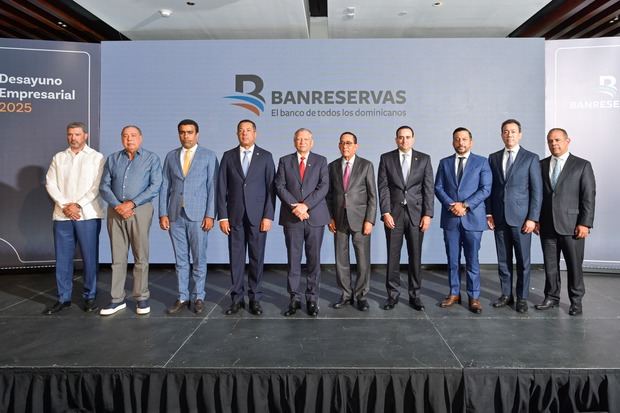 El presidente ejecutivo de Banreservas, doctor Leonardo Aguilera, junto a empresarios y ejecutivos de la institución financiera durante el Desayuno Empresarial organizado por la entidad bancaria.