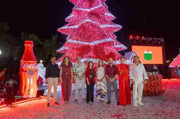 Diana Martínez, dir. Patrimonio Cultural de ADN, junto a ejecutivos del Sistema Coca-Cola.