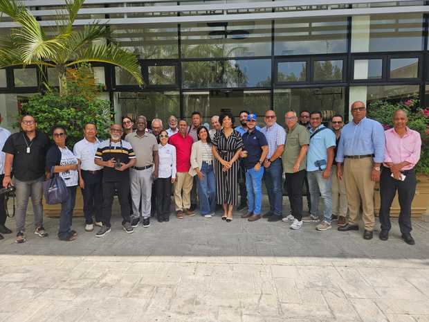 Directivos y miembros de Adompretur durante su visita al Centro Histórico con motivo del Día de los Padres.