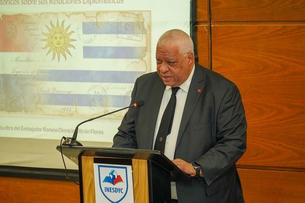 Embajador Ramón Dionicio Ditrén, autor del libro.