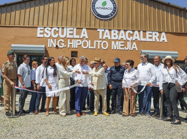 Intabaco inaugura Escuela Tabacalera Hipólito Mejía.