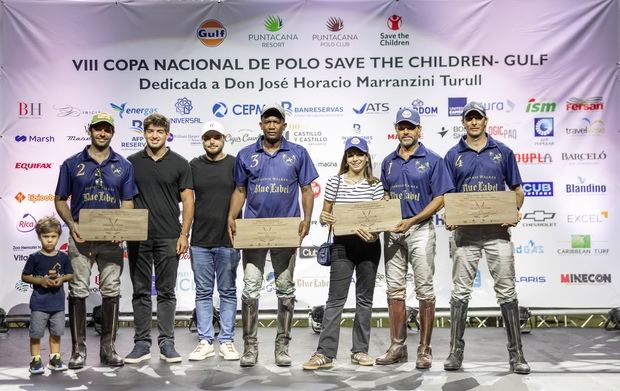 Juan Tomas Diaz Rainieri, Marcos Parada Rainieri y Carlota Rainieri entregan premio al equipo Bienvenida Punta Cana - Blue Label Polo Team 