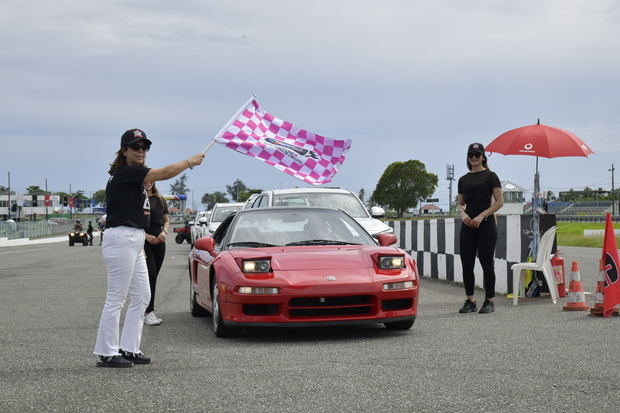 Maribel Bellapart, presidenta de Agencia Bella mientras realiza el banderazo de la carrera del Autodromo.