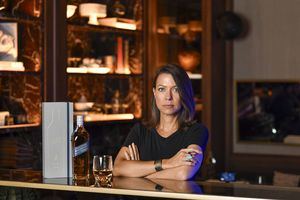 La última botella de Johnnie Walker Master’s Cut se une a la obra de la dominicana Tania Marmolejo