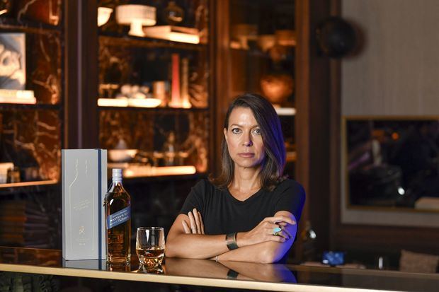 Tania Marmolejos junto a la botella de Master´s Cut.