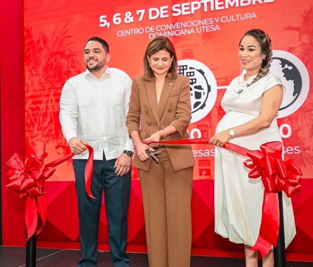 Francisco Javier Durán, Raquel Peña y Heliana Medina durante el corte de cinta que deja inauguardo Expo Acero 2025