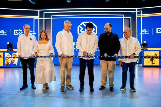 Franklin García Fermín, Aguie Lendor, Juan Bancalari, David Collado, Luis Emilio Veluttini y Frank Rainieri realizan el corte inaugural de la exposición Asonahores 2025.