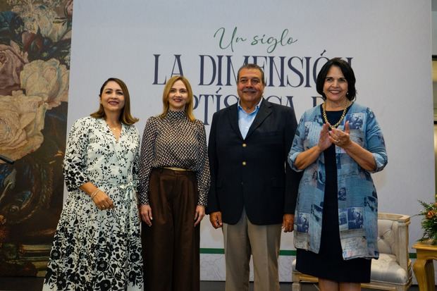 Gladialisa Peralta, gerente del Centro Cultural Banreservas Santiago; Karina Souffront, directora senior de Negocios Personales Banreservas Zona Norte; Manuel Tavárez Mirabal, presidente de la Fundación Hermanas Mirabal, y Minou Tavárez Mirabal, en la inauguración de la exposición 'Un siglo: la dimensión artística de Minerva Mirabal'.