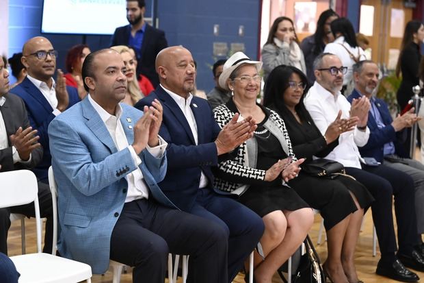 El presidente ejecutivo de Banreservas, Samuel Pereyra, acompañado por
Brayan de Peña, alcalde de Lawrence, Massachusetts, y representantes de la
comunidad dominicana.